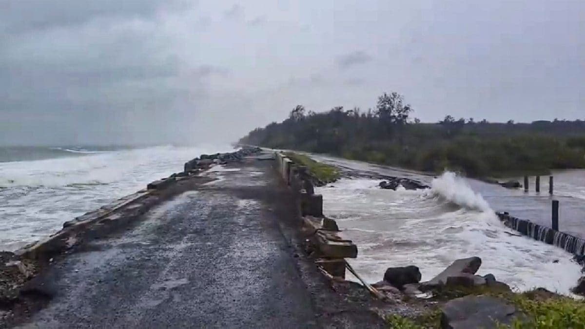 Cyclone Arnab makes landfall on Andhra coast with winds up to 150 kmph